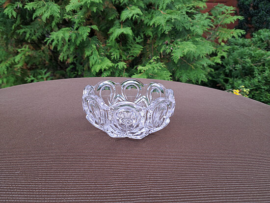 Mazā krisātla saldumu bļodiņa ar "pāvu splvām", diam.12cm, h=6cm (Kristāls sk 113)