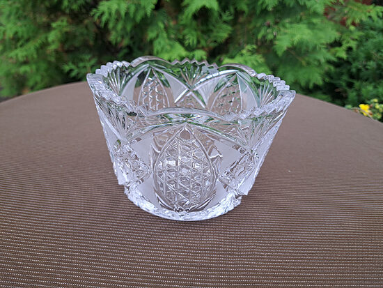 Kristāla konfekšu bļoda dziļa, greznā rokas gravēšana, d=15cm, 1980.ie gadi. Djatkovas kristāla rūpnīca. Nošķelums (Kristāls sk 117)