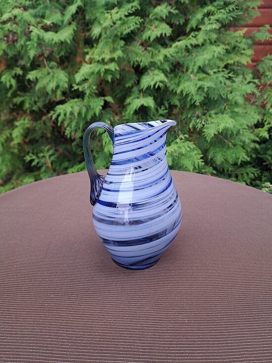 Vidēja raibā sulas krūze, pūsts stikls, baltos-zilos toņos, Raduga (Ukraina). Tilpums ir 700ml, h=17cm (Karafe st 113)