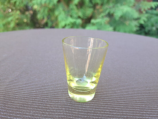 Vintāža stikla mini glāzīte 20ml, maigi dzeltens stikls, bez dekola un bez zelta, Latvijas stikls (Stikla gl Latvijas stikls 06)