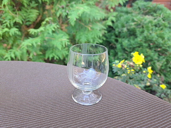 Vintāža bezkrāsaina glāzīte 60ml uz kājas ar rokas gravēšanu (vertikālas svītras) (Stikla gl 07)