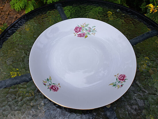 Skaists servējamais šķīvis d=28,5cm, dekols, šaurs zelta apvilkums. Vladivostokas porcelāna rūpnīca (Citi 367)