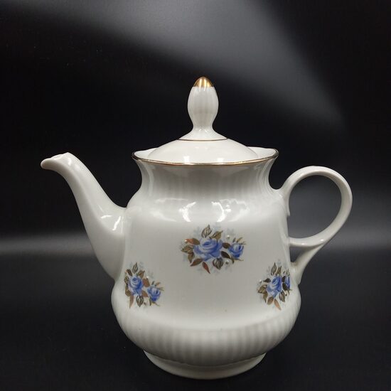 Mazā tējkanna no plānsienu servīzes "Diāna" ar zilām rozēm un zeltu, RPR (Diāna 102)