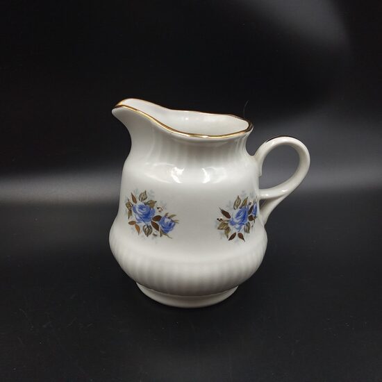 Krējuma kanniņa no plānsienu servīzes "Diāna" ar zilām rozēm un zeltu, RPR (Diāna 104)