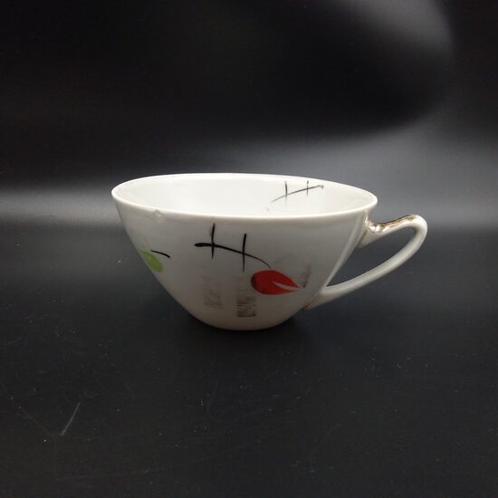 Krūzīte ar zaļu lapiņu, servīze "Sakta", nolietojuma pazīmes (Sakta 64)