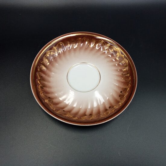 Apakštase brūna ar zelta vainagu no komplekta "Tet-a-Tet", RPR (Rīga 80 133)