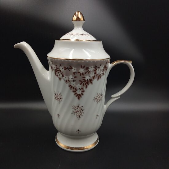 Kafijas kanna lielā, plānsienu kafijas servīze "RĪGA" ar reti sastopamu bēšu puķu dekolu un zeltu, RPR (Rīga 80 125)