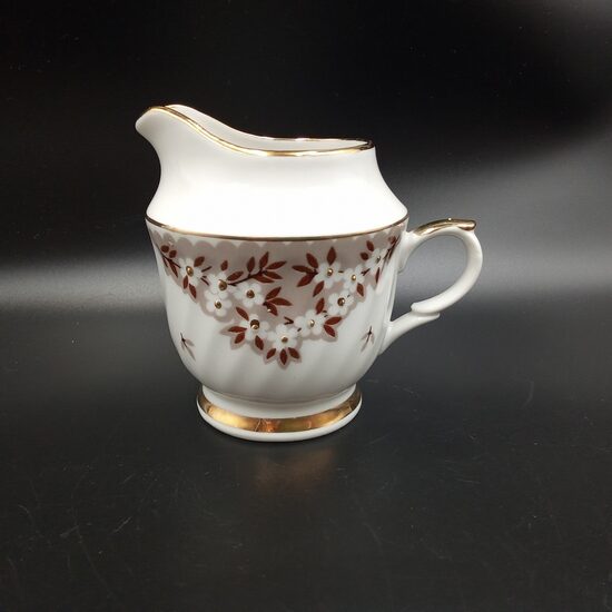 Krējuma kanniņa, plānsienu kafijas servīze "RĪGA" ar reti sastopamu bēšu puķu dekolu un zeltu, RPR (Rīga 80 127)