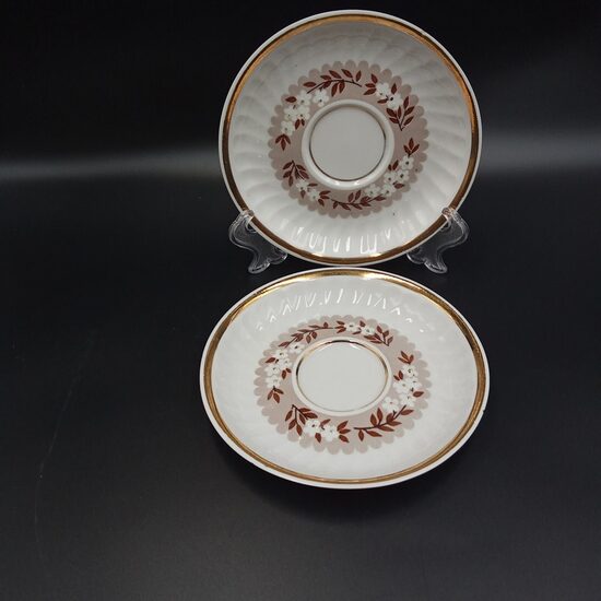 Apakštases, plānsienu kafijas servīze "RĪGA" ar reti sastopamu bēšu puķu dekolu un zeltu, nošķēlums (Rīga 80 130)