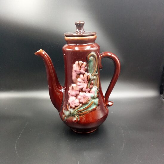 Kafijas kanna ar izliekto rozā puķu rakstu, tilp.1000ml, māls, glazūra. Loti labs stāvoklis (Keram 181)