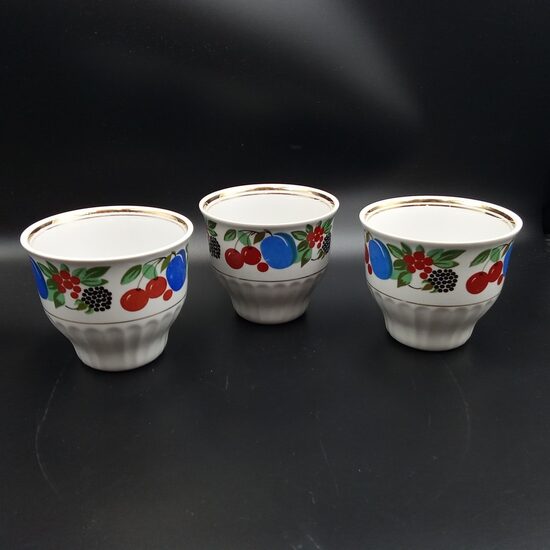 Krūzītes no kompota servīzes ar plūmēm un ķīršiem, kazenēm un 2 zelta svītrām iekšā gar malu (Kompota 37)