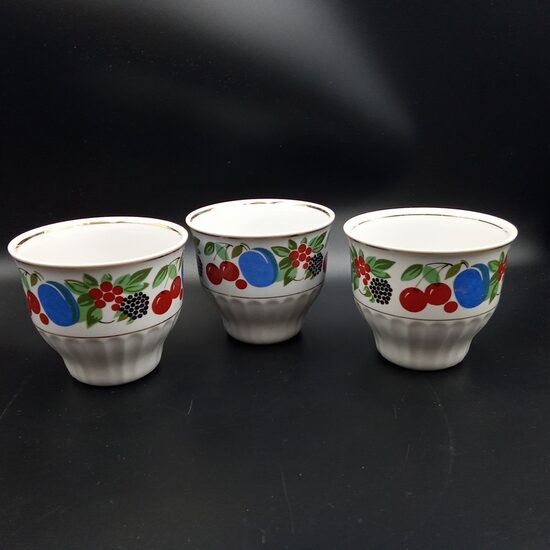 Krūzītes no kompota servīzes ar plūmēm un ķīršiem, kazenēm un 1 zelta svītra iekšā un ārā gar malu, RPR (Kompota 38)