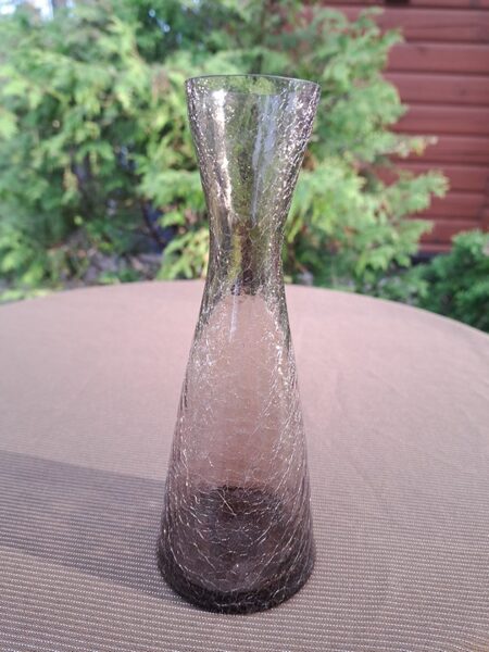 Brūngana konusveida vāzīte ar kraklē efektu stikla virskārtā Nr.1 (Stikla vāze 102)