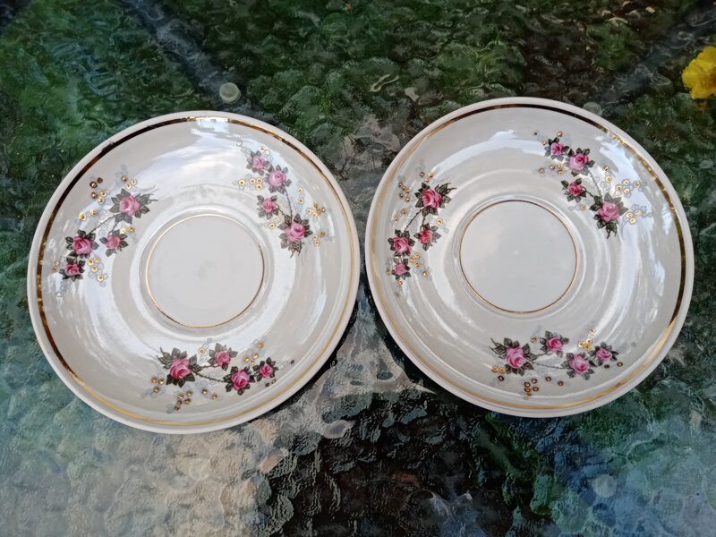 Buljona apakštase lustrēta (perlamutrs) ar rzā puķītēm (kā servīzei Marianna), diam.15,5cm (Buljona 48)