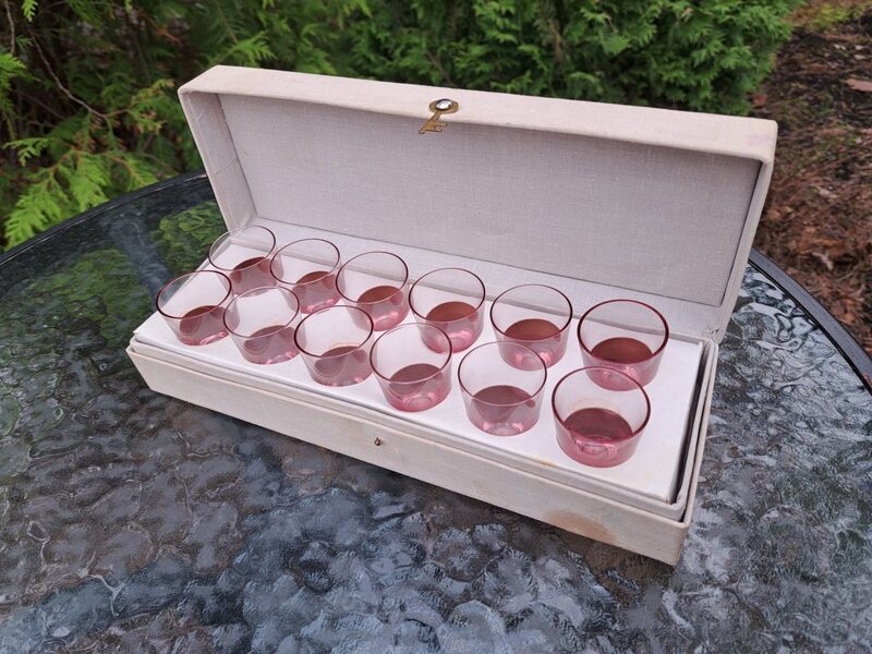 Jauns stikla liķeiera rozā stikla glāzīšu komplekts (kopl. 12 personām), kastē. Latvijas stikls (Stikla gl 156)