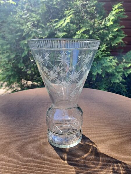 Eleganta stikla vāze, rokas gravēšana (tehnika: dimanta slīpējums), caurspīdīgs stikls (Stikla vaze 123)