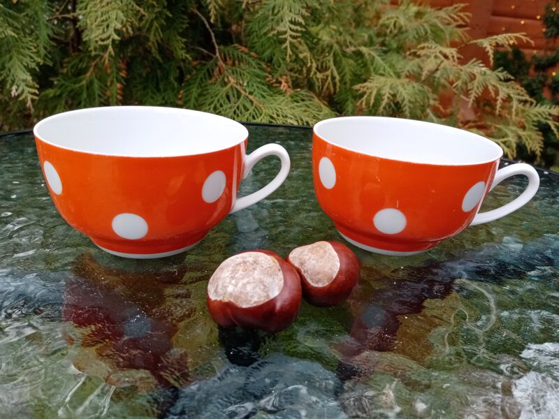 Tase sarkana ar baltu dekolu "polka dot", tējas servīze "Aija-1" (Aija-1 tējas 15)