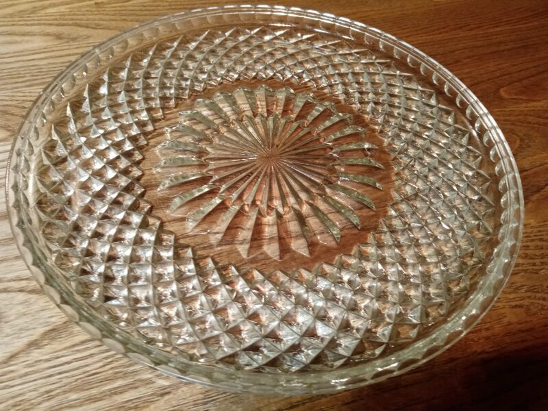 Skaista izspiesta stikla apaļa paplate (Citi st 06)