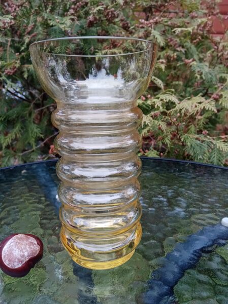 Medus krāsas stikla vāzīte ar reljefa formu, Latvijas stikls (Stikla vāze 56)