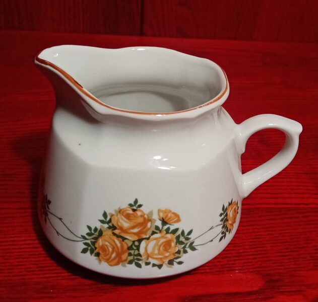 Krējuma kanniņa ar dzelteno puķu vainagiem un bešu lustru, servīze "Karīna" (Karīna 67)