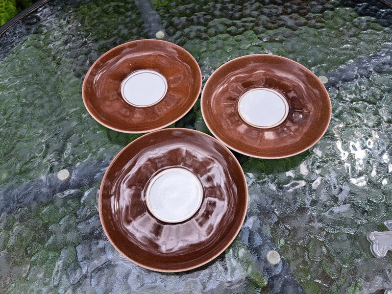 Apakštases bešas at zelta svītru centrā, kafijas servīze "Ārija" ar brūnu mežģīņu dekolu un zeltu, RPR (Ārija kafijas 98)