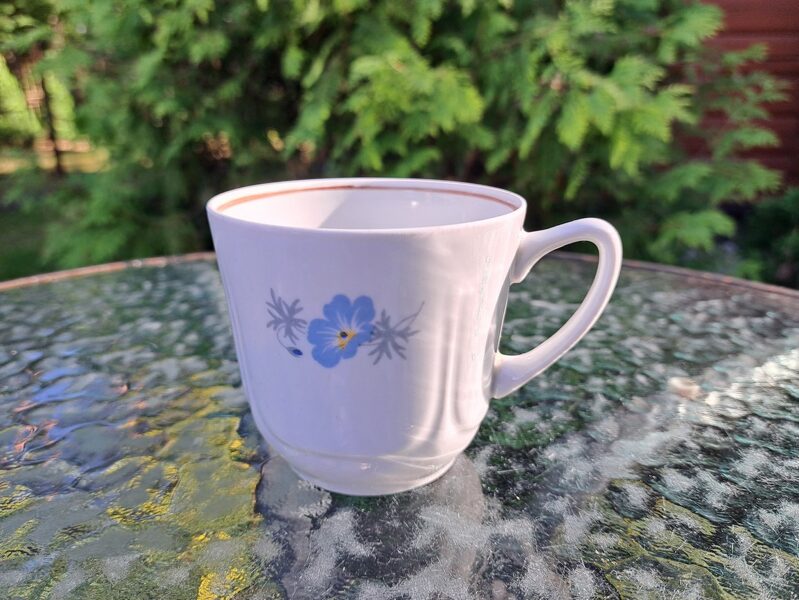 Sulas/tējas krūzīte 250ml ar neparastu dekolu - gaiši zilu puķīti un brūnu svītru iekšā, forma "Ilona", RPR (Buljona 102)