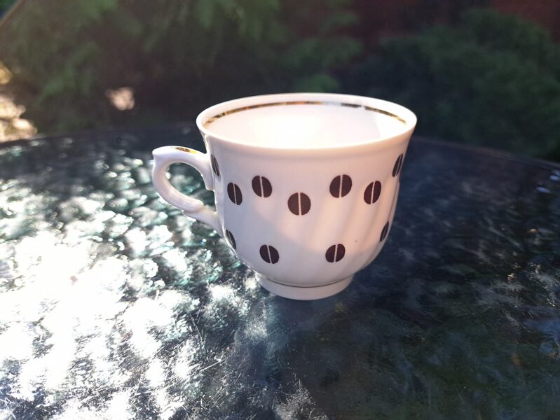 Krūzīte, plānsienu kafijas servīze "RĪGA" ar tumši  brūnām kafijas pupiņām un zeltu, RPR (Rīga 80 60)