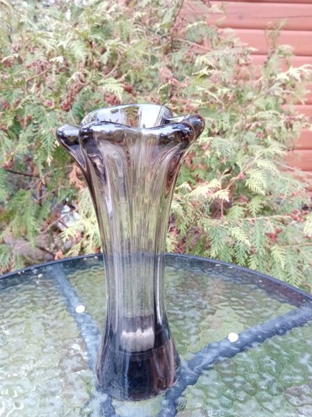 Skaista maigi dūmkaina Līvānu stikla vāze "Medūza", 1980.-ie gadi. (Stikla vāze 44)