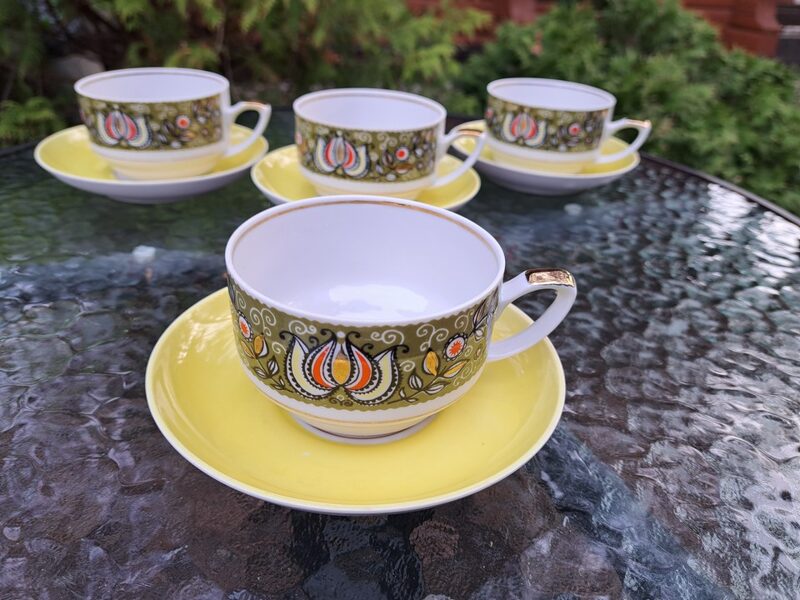 Tējas pāri ar lotosu un dzeltenām apakštasēm, tējas servīze "Aija-2", RPR (Aija-2 tējas 143)