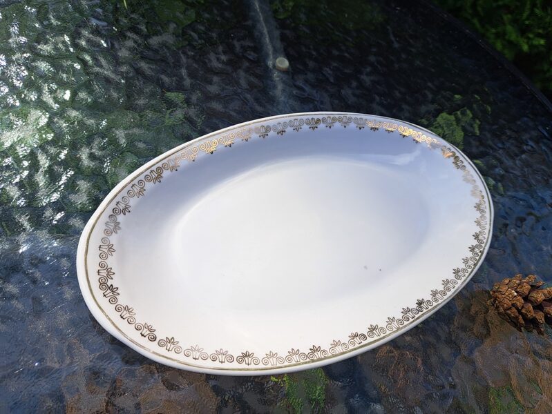 Šķīvis garenais, L=27cm, pusdienu servīze "Aija-2" balta ar zelta rakstu gar malu (Aija-2 pus 51)