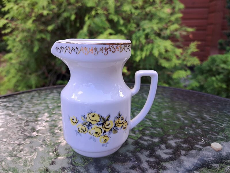 Krējuma kanniņa ar gaiši dzeltenām rozītēm un zelta ornamentu, tējas servīze "Aija-2", RPR (Aija-2 tējas 104)