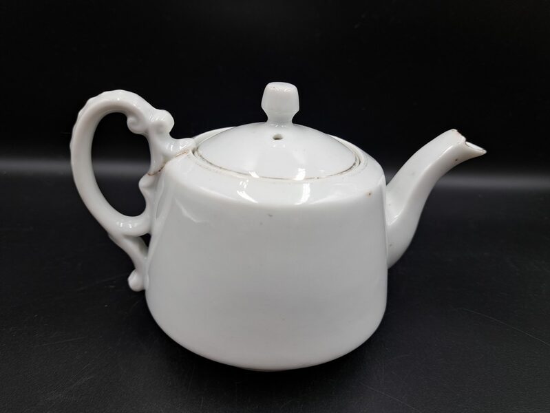 Mazā tējkanniņa balta ar zelta svītrām, tlpums 300ml. Gardner. Periods: 1870.-1880.g.g. (Kuzņecovs 89)