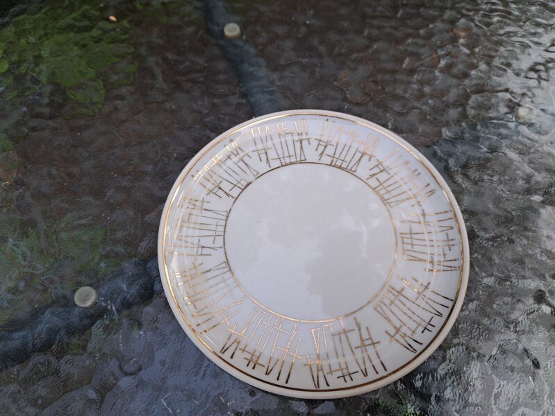 Kūku šķīvis ar zelta rakstu no nezināmas servīzes, PFF (Citi 213)