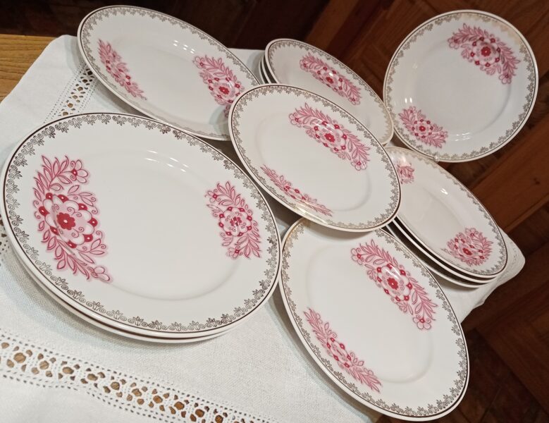 Šķīvji uzkodu, diam.20cm, pusdienu servīze "Aija-2" ar sarkanām puķēm (Aija-2 pus 09)