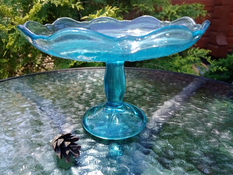 Skaists vintāžs izspiesta tirkīza stikla saldumu trauks uz kājas (Citi st 25)