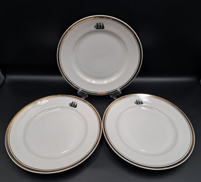 Šķīvji salātu ar logo(kuģis) un zelta malu, foma "Spīdola", RPR. Iespējams, viesnīcas "Karavella" logo (LOGO 45)