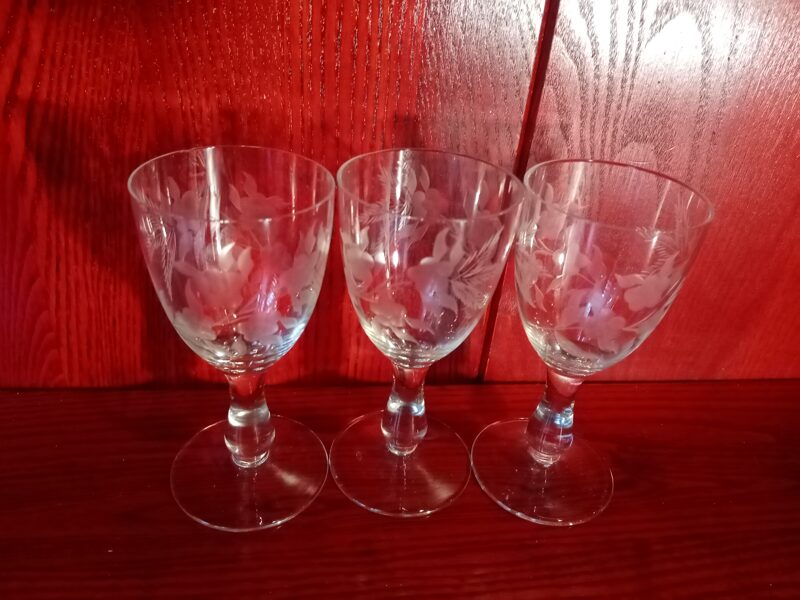 Vintāžas liķiera glāzīšu komplekts (kompl. 3 personām) ar elegantu gravējumu (Stikla gl 42)