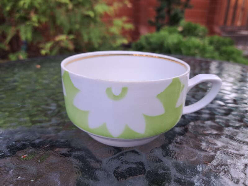 Krūzīte tējas gaiši zaļā ar rozītēm, tējas servīze "Aija-2", RPR (Aija-2 tējas 94)