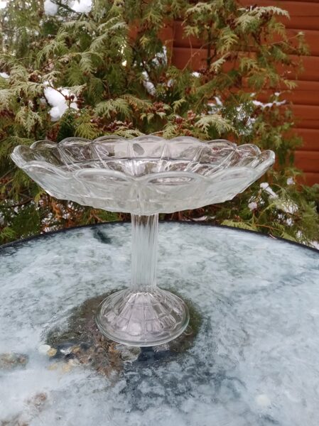 Skaists vintāžs izspiesta stikla augļu trauks uz kājas (Citi st 73)