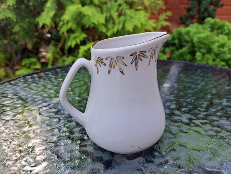 Krējuma kanniņa balta ar zelta puszvigznēm no "Stella", PFF (Stella 61)