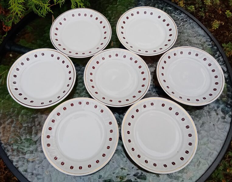 Kūku šķīvji, plānsienu kafijas servīze "RĪGA" ar tumši brūnām kafijas pupiņām un zeltu (Rīga 80 36)