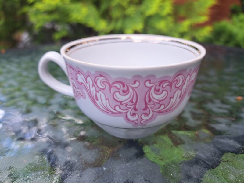 Krūzīte ar maigu rozā mežģīņu dekolu, Rīgas kafijas servīze "Māra", RPR (Māra kafijas 50)