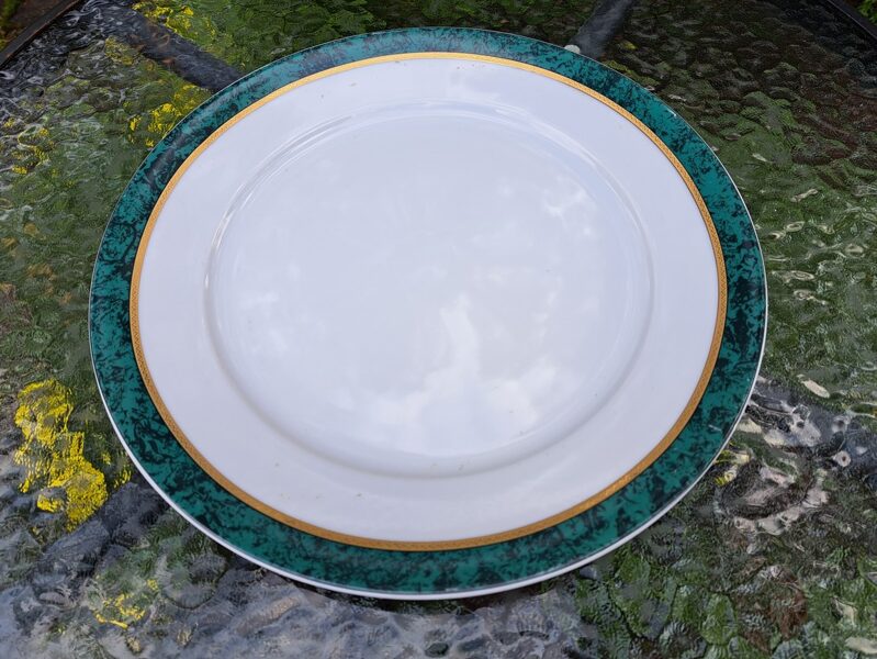 Servējamais šķīvis ar tumši zaļu "marmora" ar zeltu malu, MZ (Čehoslovākija), (Čehija 40)