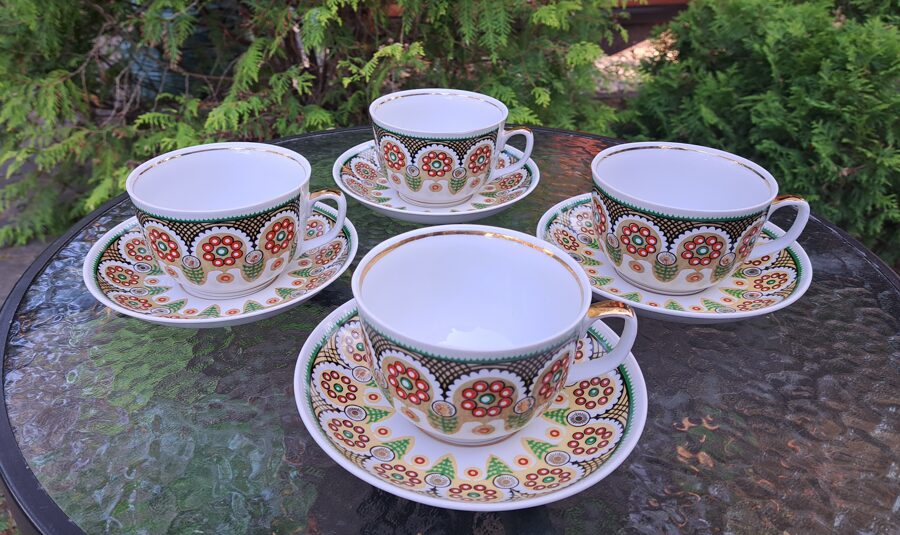 Buljona pāri (krūzīte+apakštase) ar greznu neredzetu zaļu dekolu un zeltu (Buljona 80)