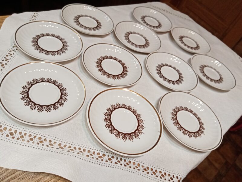 Apakštases, plānsienu kafijas servīze "RĪGA" ar brūnu vainagu (Rīga 80 05)