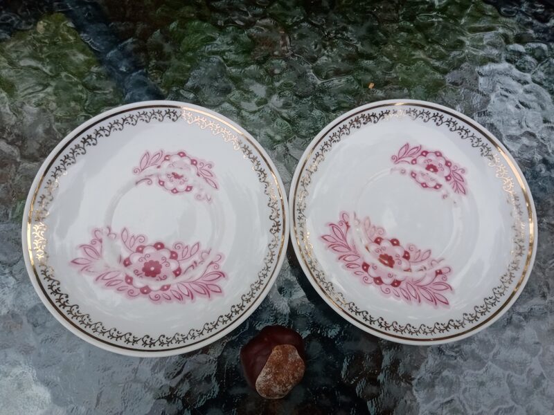 Apakštases ar rozā puķēm un zelta ornamentu, tējas servīze "Aija-2", RPR (Aija-2 tējas 81)