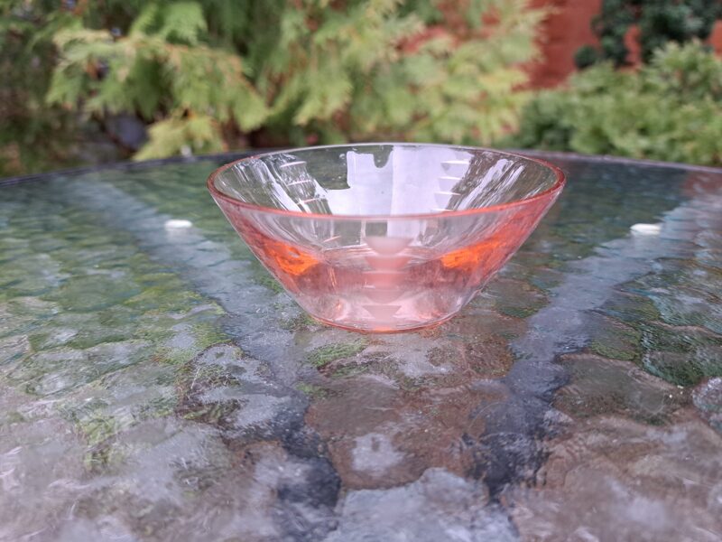 Mazā rozā stikla bļodiņa ar smalku rokas gravēšanu. Diam.9cm, augstums 3,5cm (Stikls sk 248)