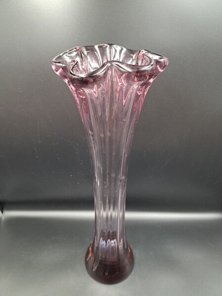 Ļoti skaista lillā vāze Līvānu stikla vāze "Medūza" Nr.3. 1981.gads (Stikla vāze 87)