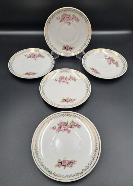 Apakštases no tējas servīzes no "Aija-2" ar rozā rozītēm un zelta rakstu, RPR (Aija-2 tējas 124)