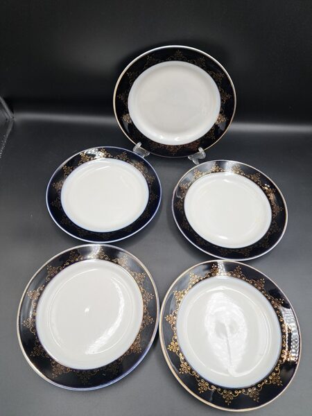 Šķīvji kūkas, d=17,5cm ar kobaltu un zeltu, RPR. Zeltam ir nolietojuma pazīmes, bet izskātas labi (Citi pusd 264)